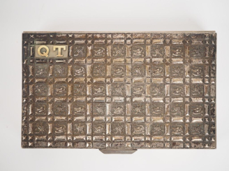 Vente aux enchères 	Indochine, vers 1900-1920,  Nécessaire de toilette en argent repoussé