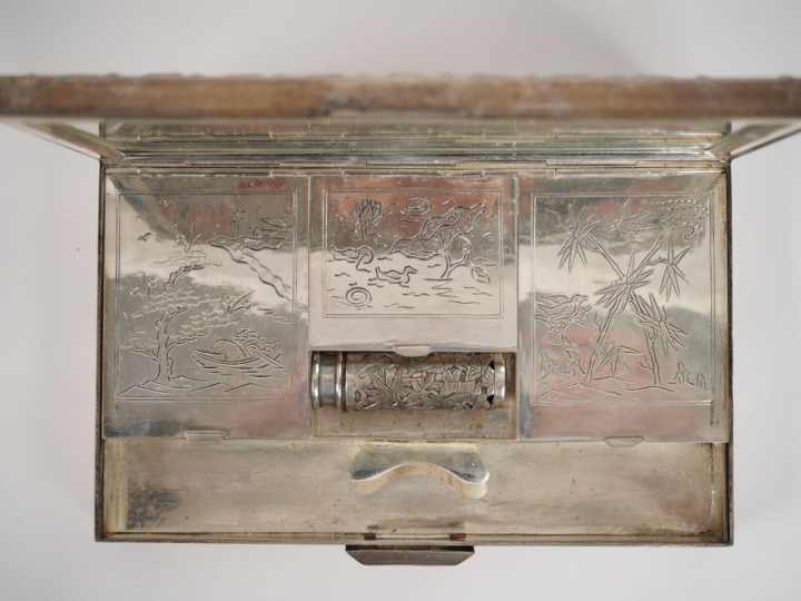 	Indochine, vers 1900-1920,  Nécessaire de toilette en argent repoussé