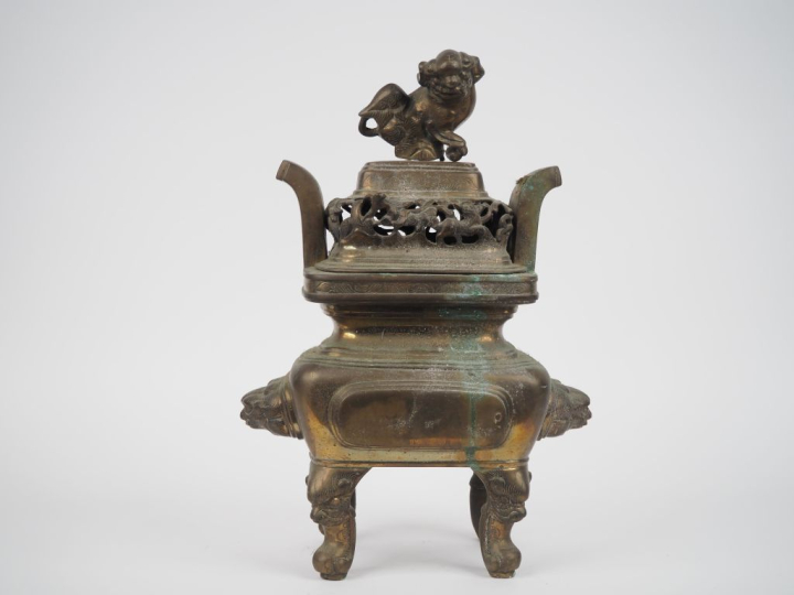 Indochine, XXe siècle  Brûle-parfum en bronze, reposant sur quatre pie