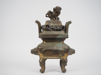 Vente aux enchères Indochine, XXe siècle  Brûle-parfum en bronze, reposant sur quatre pie