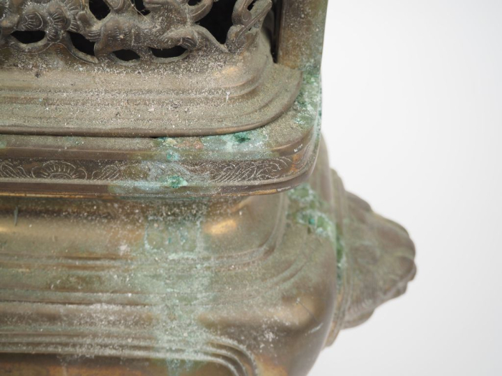 Indochine, XXe siècle  Brûle-parfum en bronze, reposant sur quatre pie