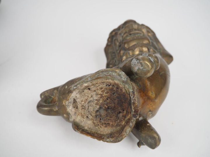 Indochine, XXe siècle  Brûle-parfum en bronze, reposant sur quatre pie