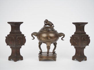 Vente aux enchères Indochine XXe siècle,  Garniture en bronze niellé d'argent, comprenant