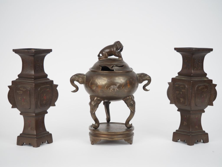 Indochine XXe siècle,  Garniture en bronze niellé d'argent, comprenant