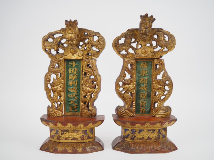Indochine,  Deux stèles votives en bois laqué doré, rouge et verte à d