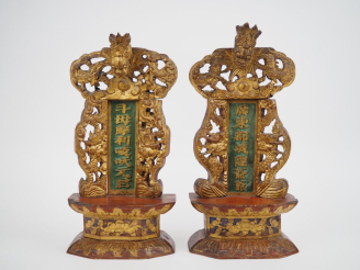 Vente aux enchères Indochine,  Deux stèles votives en bois laqué doré, rouge et verte à d