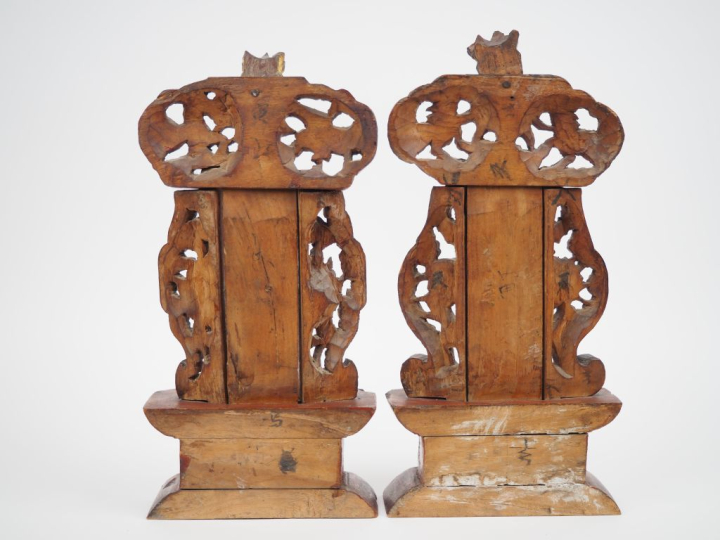 Indochine,  Deux stèles votives en bois laqué doré, rouge et verte à d