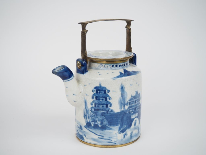 Vietnam, travail moderne,  Theière en porcelaine bleu blanc, sur fond 