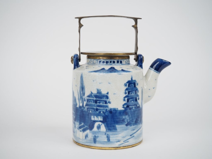 Vietnam, travail moderne,  Theière en porcelaine bleu blanc, sur fond 