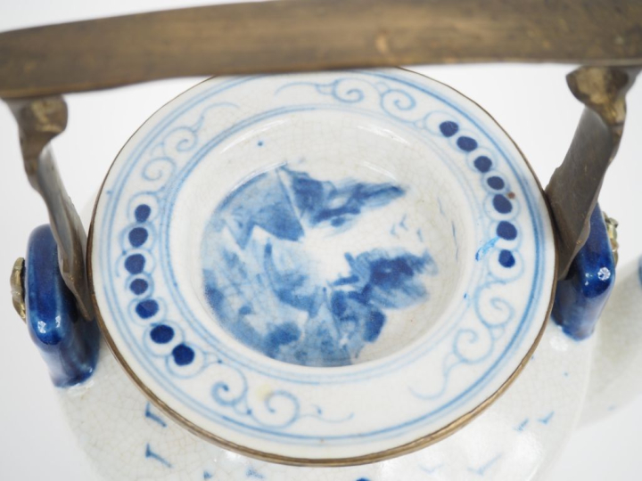 Vietnam, travail moderne,  Theière en porcelaine bleu blanc, sur fond 