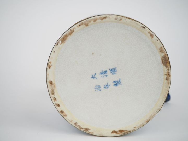 Vietnam, travail moderne,  Theière en porcelaine bleu blanc, sur fond 