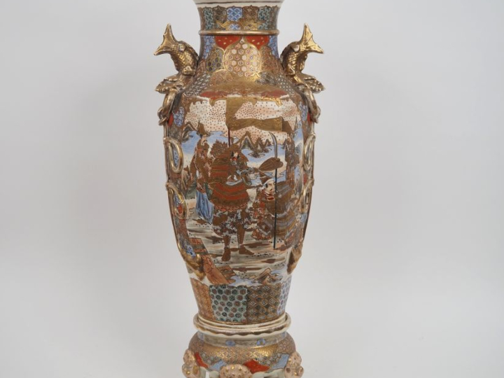 Vase de forme exagonale en faïence de Satsuma à décor de Daimyo, de sc