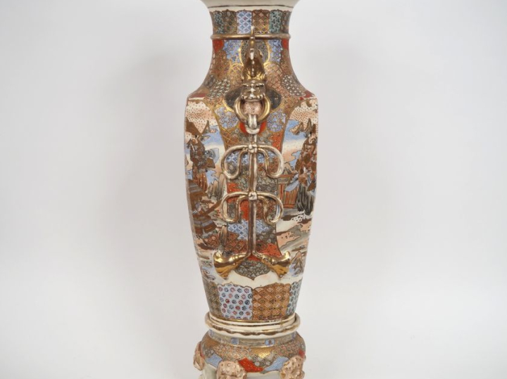 Vase de forme exagonale en faïence de Satsuma à décor de Daimyo, de sc