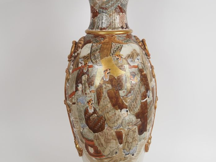 Grand vase à col festoné en porcelaine de Satsuma à décor de Daimyo et