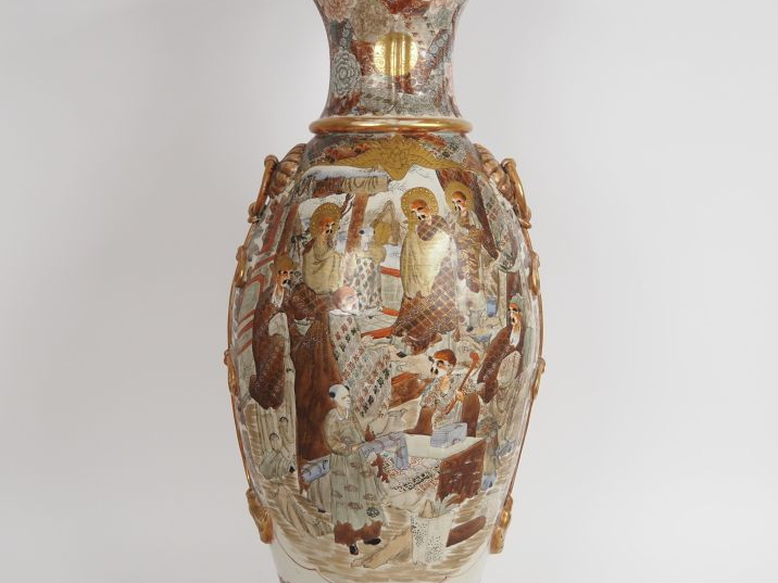 Grand vase à col festoné en porcelaine de Satsuma à décor de Daimyo et