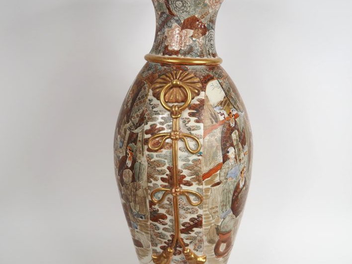 Grand vase à col festoné en porcelaine de Satsuma à décor de Daimyo et