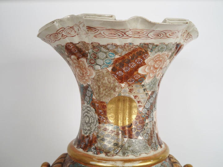 Grand vase à col festoné en porcelaine de Satsuma à décor de Daimyo et