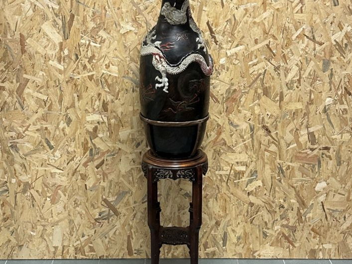 Japon, Arita vers 1900, Important vase balustre à col pavillonné en co