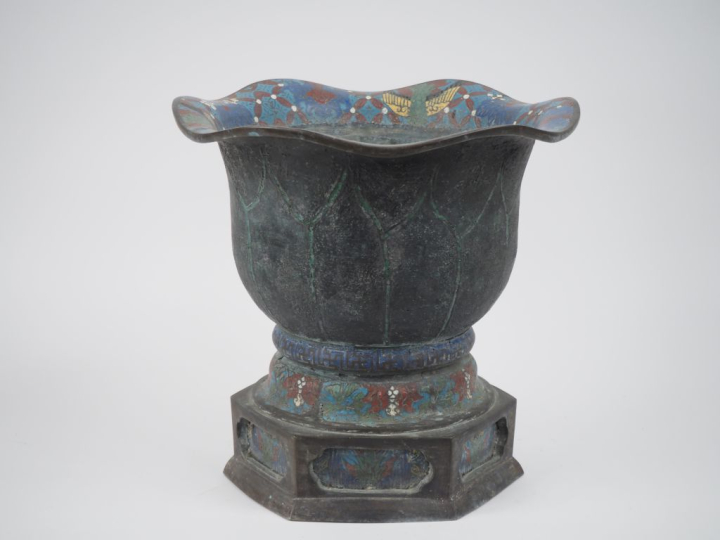 Japon, vers 1930 Importante coupe sur piédouche en bronze et émaux cha