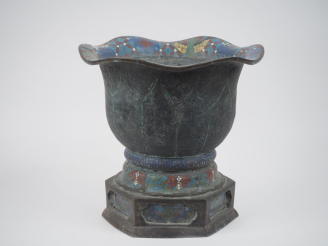 Vente aux enchères Japon, vers 1930 Importante coupe sur piédouche en bronze et émaux cha