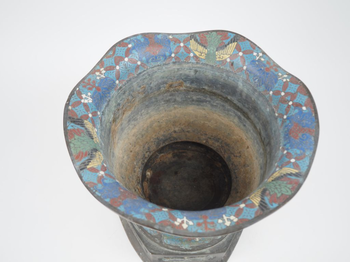 Japon, vers 1930 Importante coupe sur piédouche en bronze et émaux cha