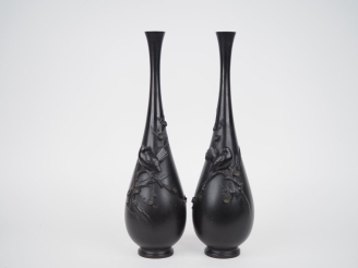 Vente aux enchères Japon, début XXe siècle, Paire de vases piriformes à décor en relief d
