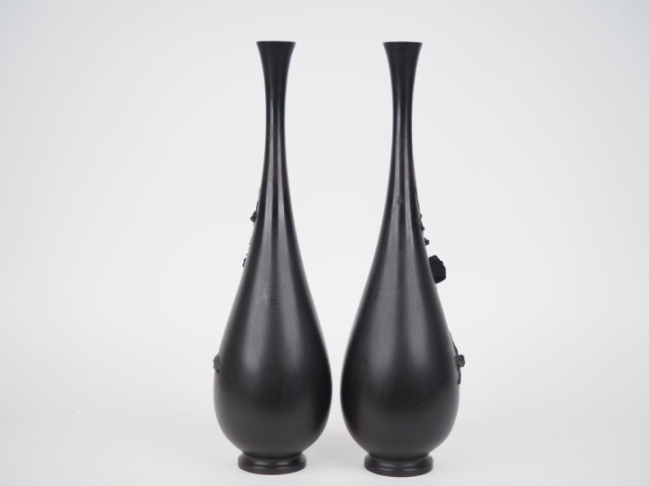 Japon, début XXe siècle, Paire de vases piriformes à décor en relief d