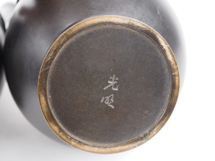 Japon, début XXe siècle, Paire de vases piriformes à décor en relief d