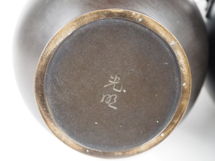 Japon, début XXe siècle, Paire de vases piriformes à décor en relief d