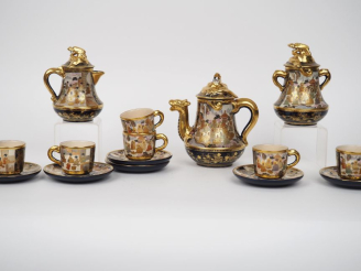 Vente aux enchères Satsuma, vers 1920  Service à thé comprenant quinze pièce en porcelain