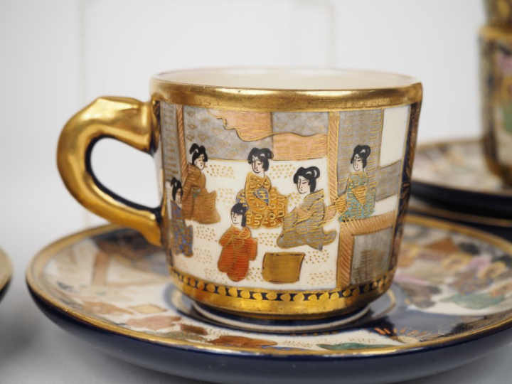 Satsuma, vers 1920  Service à thé comprenant quinze pièce en porcelain