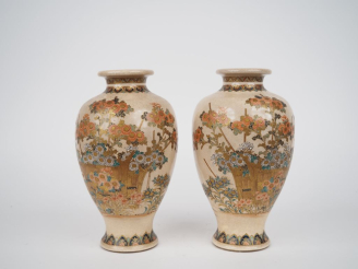 Vente aux enchères Japon, Satsuma, fin de l’époque Meiji, Paire de vases de forme balustr