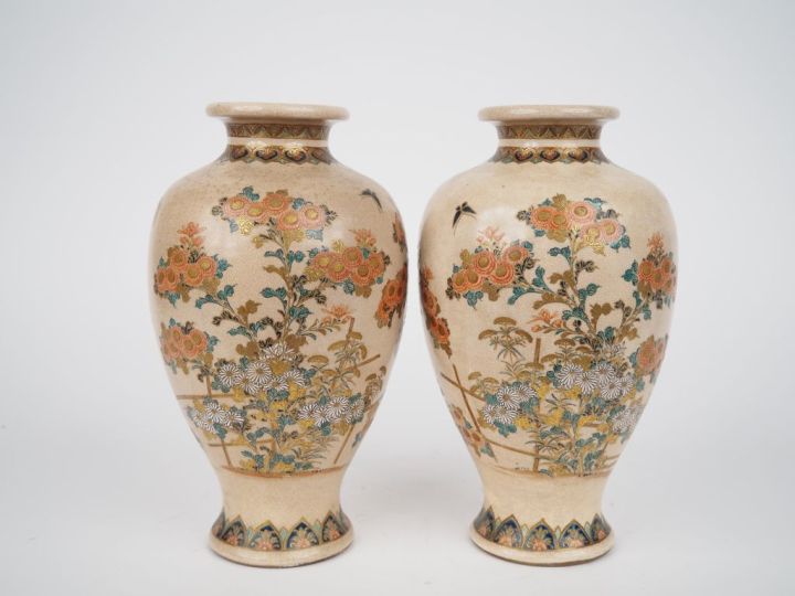 Japon, Satsuma, fin de l’époque Meiji, Paire de vases de forme balustr