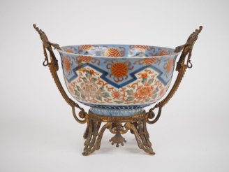 Vente aux enchères Japon, vers 1900 Coupe en porcelaine d'imari à décor en polychromie de