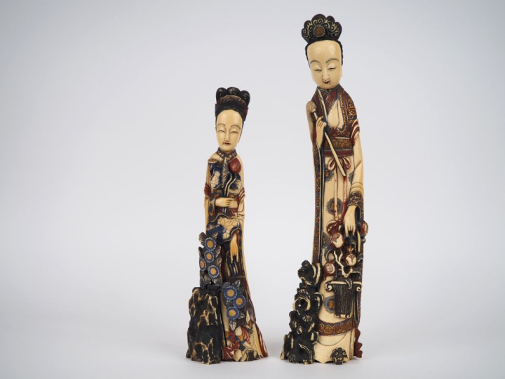 Japon, vers 1900, Deux statuettes en ivoire polychrome, représentant d