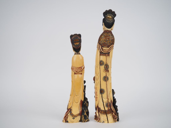 Japon, vers 1900, Deux statuettes en ivoire polychrome, représentant d