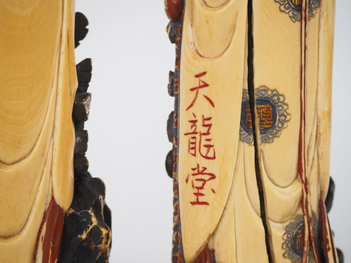 Japon, vers 1900, Deux statuettes en ivoire polychrome, représentant d