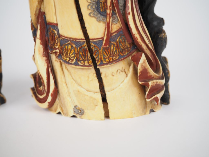 Japon, vers 1900, Deux statuettes en ivoire polychrome, représentant d