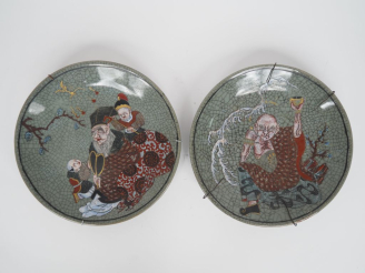 Vente aux enchères Japon, vers 1920 Deux coupes en porcelaine émaillée craquelée céladon,