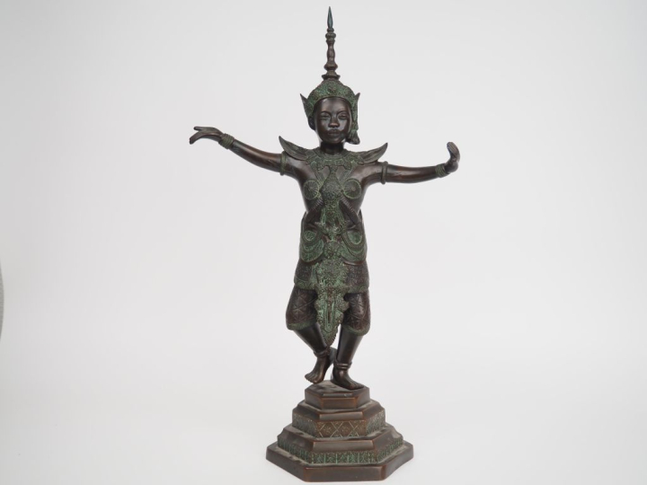 	Cambodge, vers 1920, Statuette en bronze, représentant une danseuse, 