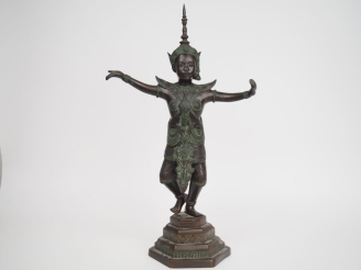 Vente aux enchères 	Cambodge, vers 1920, Statuette en bronze, représentant une danseuse, 