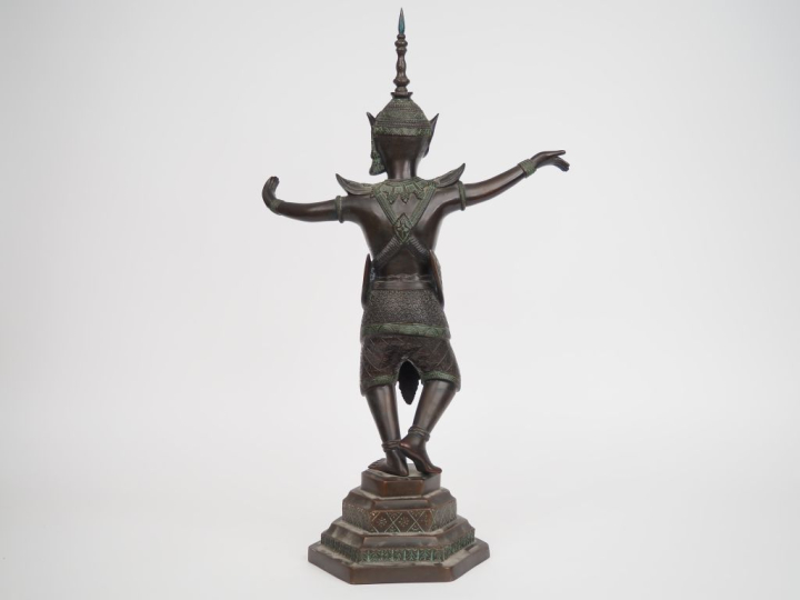 	Cambodge, vers 1920, Statuette en bronze, représentant une danseuse, 