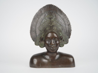 Vente aux enchères Cambodge, vers 1930, Buste de jeune danseuse en bronze, le visage surm