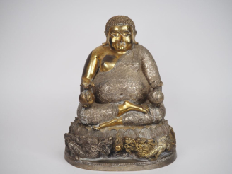 Vente aux enchères Groupe en bronze représentant Bouddaï assis sur un lotus entouré de de