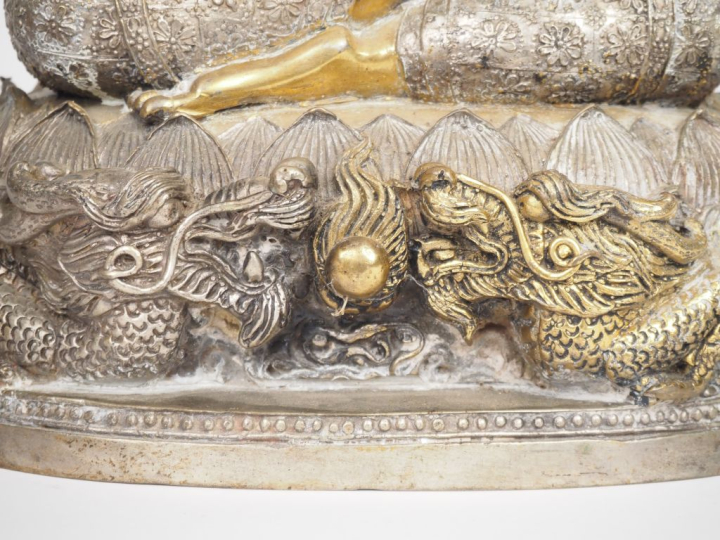 Groupe en bronze représentant Bouddaï assis sur un lotus entouré de de