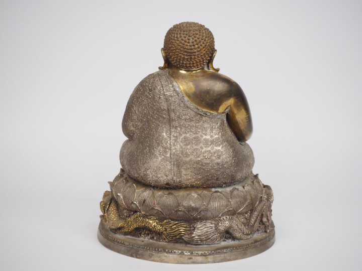 Groupe en bronze représentant Bouddaï assis sur un lotus entouré de de