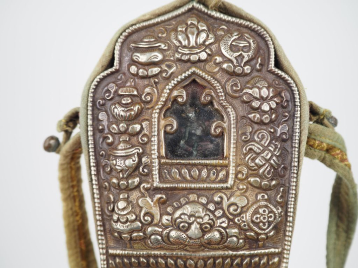 Tibet XXème. Reliquaire Gau en argent repoussé des huit emblèmes boudd