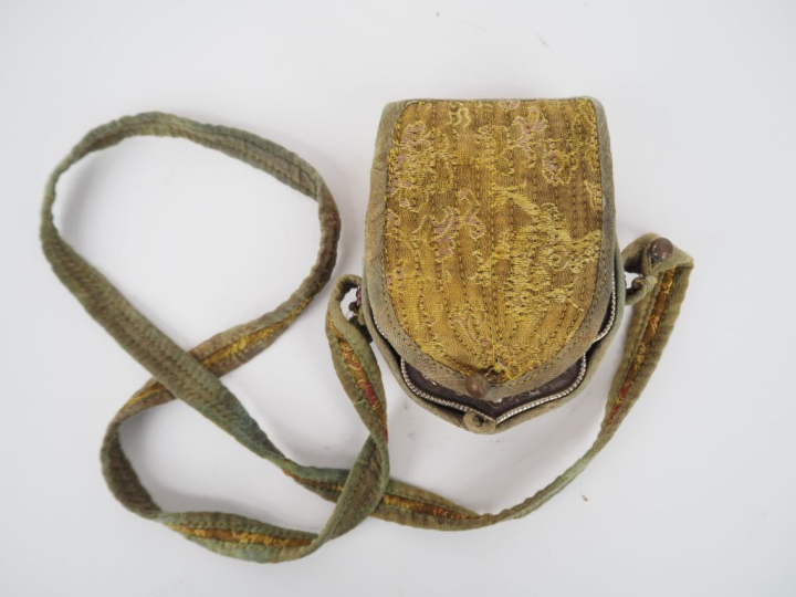 Tibet XXème. Reliquaire Gau en argent repoussé des huit emblèmes boudd