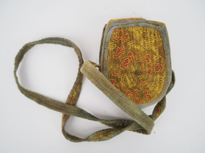 Tibet XXème. Reliquaire Gau en argent repoussé des huit emblèmes boudd