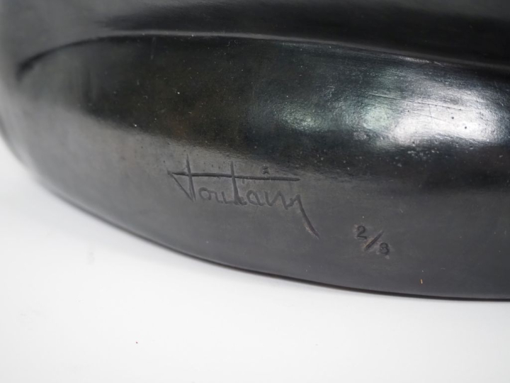 TOUTAIN.  "jeune femme assise" Sculpture en bronze à patine noire H. 4